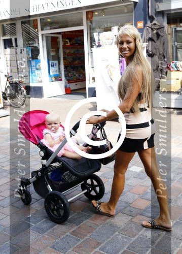Scheveningen Den Haag 23 augustus 2013
Angelina de dochter van Michael v d Plas en Samantha de Jongh ( Barbie) viert haar eerste verjaardag in Barbys cafe.
Peter Smulders bv