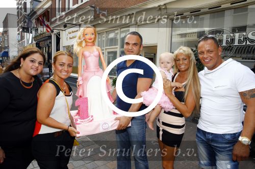 Scheveningen Den Haag 23 augustus 2013
Angelina de dochter van Michael v d Plas en Samantha de Jongh ( Barbie) viert haar eerste verjaardag in Barbys cafe.
Peter Smulders bv