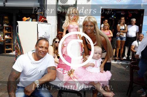 Scheveningen Den Haag 23 augustus 2013
Angelina de dochter van Michael v d Plas en Samantha de Jongh ( Barbie) viert haar eerste verjaardag in Barbys cafe.
Peter Smulders bv