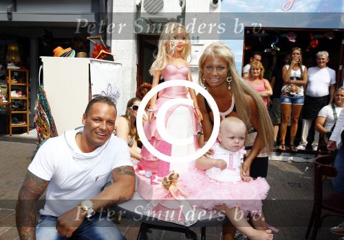 Scheveningen Den Haag 23 augustus 2013
Angelina de dochter van Michael v d Plas en Samantha de Jongh ( Barbie) viert haar eerste verjaardag in Barbys cafe.
Peter Smulders bv