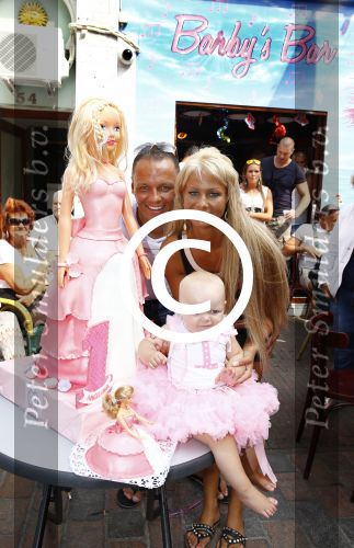 Scheveningen Den Haag 23 augustus 2013
Angelina de dochter van Michael v d Plas en Samantha de Jongh ( Barbie) viert haar eerste verjaardag in Barbys cafe.
Peter Smulders bv