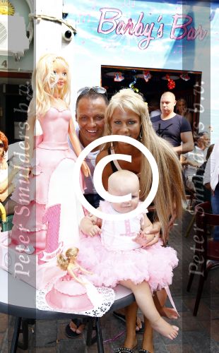 Scheveningen Den Haag 23 augustus 2013
Angelina de dochter van Michael v d Plas en Samantha de Jongh ( Barbie) viert haar eerste verjaardag in Barbys cafe.
Peter Smulders bv