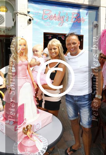 Scheveningen Den Haag 23 augustus 2013
Angelina de dochter van Michael v d Plas en Samantha de Jongh ( Barbie) viert haar eerste verjaardag in Barbys cafe.
Peter Smulders bv