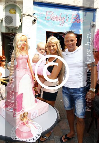 Scheveningen Den Haag 23 augustus 2013
Angelina de dochter van Michael v d Plas en Samantha de Jongh ( Barbie) viert haar eerste verjaardag in Barbys cafe.
Peter Smulders bv