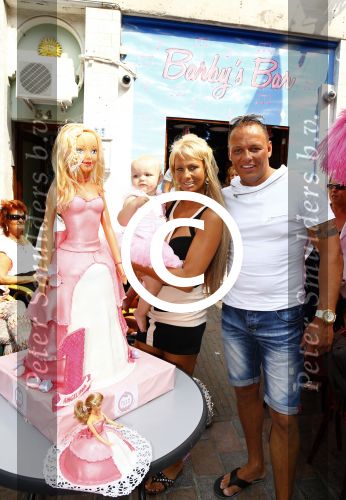 Scheveningen Den Haag 23 augustus 2013
Angelina de dochter van Michael v d Plas en Samantha de Jongh ( Barbie) viert haar eerste verjaardag in Barbys cafe.
Peter Smulders bv