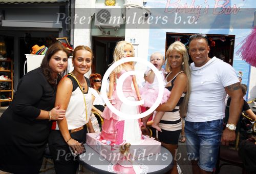 Scheveningen Den Haag 23 augustus 2013
Angelina de dochter van Michael v d Plas en Samantha de Jongh ( Barbie) viert haar eerste verjaardag in Barbys cafe.
Peter Smulders bv