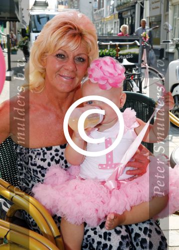 Scheveningen Den Haag 23 augustus 2013
Angelina de dochter van Michael v d Plas en Samantha de Jongh ( Barbie) viert haar eerste verjaardag in Barbys cafe. Barbie met moeder
Peter Smulders bv