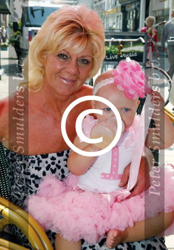 Scheveningen Den Haag 23 augustus 2013
Angelina de dochter van Michael v d Plas en Samantha de Jongh ( Barbie) viert haar eerste verjaardag in Barbys cafe. Barbie met moeder
Peter Smulders bv