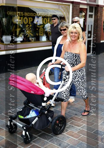 Scheveningen Den Haag 23 augustus 2013
Angelina de dochter van Michael v d Plas en Samantha de Jongh ( Barbie) viert haar eerste verjaardag in Barbys cafe. moeder barbie
Peter Smulders bv