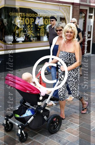 Scheveningen Den Haag 23 augustus 2013
Angelina de dochter van Michael v d Plas en Samantha de Jongh ( Barbie) viert haar eerste verjaardag in Barbys cafe. moeder barbie
Peter Smulders bv