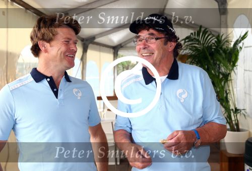 Zandvoort, 7 Augustus 2013
KLM Charity Challenge gespeeld op de Kennemer Golfclub met veel BN-ers.
Beau v Erven Dorens met wim v Hanegem
Foto Peter Smulders BV