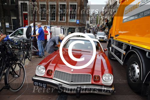 Amsterdam 6 september 2013
Ben Saunders met een vriend in zijn chevrolet Camaro uit 1977 op de grachten van Amsterdam