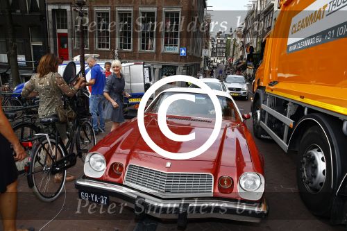 Amsterdam 6 september 2013
Ben Saunders met een vriend in zijn chevrolet Camaro uit 1977 op de grachten van Amsterdam