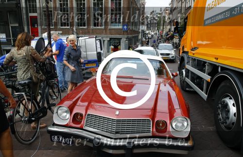 Amsterdam 6 september 2013
Ben Saunders met een vriend in zijn chevrolet Camaro uit 1977 op de grachten van Amsterdam