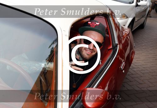 Amsterdam 6 september 2013
Ben Saunders met een vriend in zijn chevrolet Camaro uit 1977 op de grachten van Amsterdam