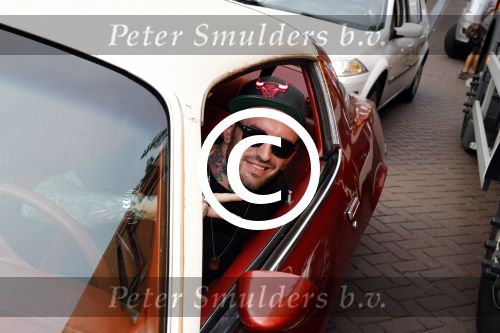 Amsterdam 6 september 2013
Ben Saunders met een vriend in zijn chevrolet Camaro uit 1977 op de grachten van Amsterdam