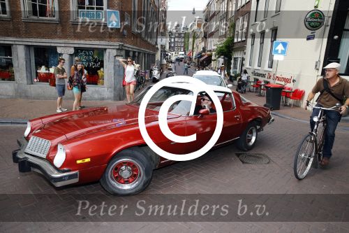 Amsterdam 6 september 2013
Ben Saunders met een vriend in zijn chevrolet Camaro uit 1977 op de grachten van Amsterdam