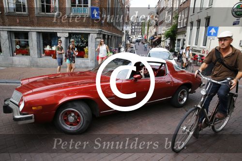 Amsterdam 6 september 2013
Ben Saunders met een vriend in zijn chevrolet Camaro uit 1977 op de grachten van Amsterdam