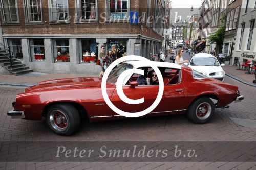 Amsterdam 6 september 2013
Ben Saunders met een vriend in zijn chevrolet Camaro uit 1977 op de grachten van Amsterdam