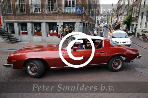 Amsterdam 6 september 2013
Ben Saunders met een vriend in zijn chevrolet Camaro uit 1977 op de grachten van Amsterdam