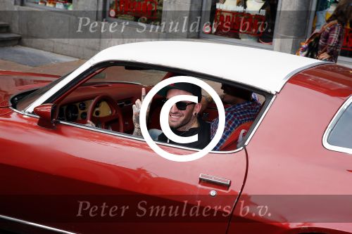 Amsterdam 6 september 2013
Ben Saunders met een vriend in zijn chevrolet Camaro uit 1977 op de grachten van Amsterdam
