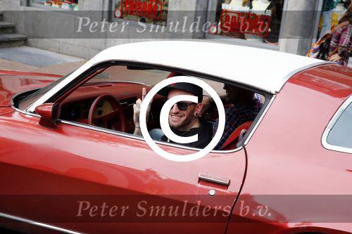 Amsterdam 6 september 2013
Ben Saunders met een vriend in zijn chevrolet Camaro uit 1977 op de grachten van Amsterdam
