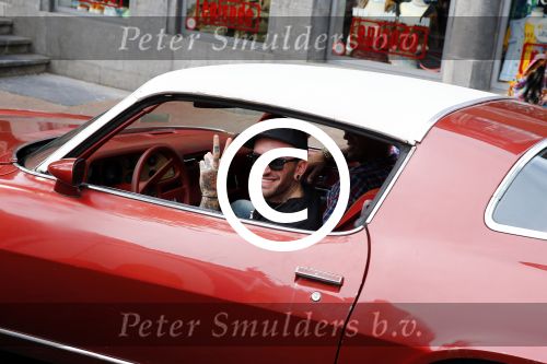 Amsterdam 6 september 2013
Ben Saunders met een vriend in zijn chevrolet Camaro uit 1977 op de grachten van Amsterdam