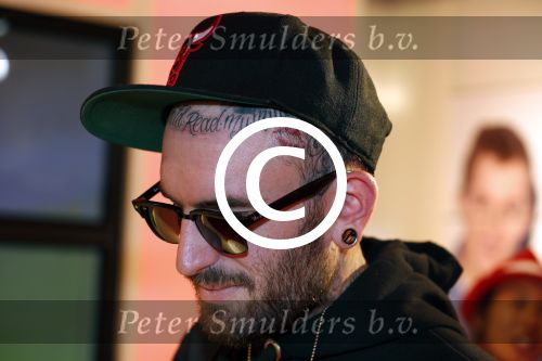 Amsterdam 14 augustus 2013
Ruud Feltkamp opent the concept store van Coca cola op de kalverstraat. Ben Saunders is ook aanwezig. Bwn met tatoo van mondje lippen dochter
Peter Smulders bv