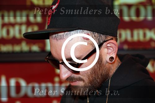 Amsterdam 14 augustus 2013
Ruud Feltkamp opent the concept store van Coca cola op de kalverstraat. Ben Saunders is ook aanwezig. Bwn met tatoo van mondje lippen dochter
Peter Smulders bv