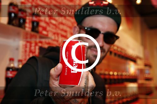 Amsterdam 14 augustus 2013
Ruud Feltkamp opent the concept store van Coca cola op de kalverstraat. Ben Saunders is ook aanwezig.
Peter Smulders bv