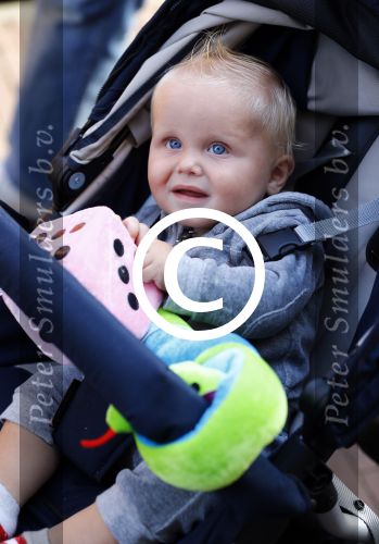 Hoorn 15 augustus 2013
Sonja Bakker met Jan Reus en alle kinderen op de kermis in Hoorn. Ook baby Bram is erbij.
Peter Smulders bv