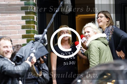 Amsterdam 10 september 2013
Opnames waar rook is zijn Britt en Ymke die aanbellen bij Bridget Maasland
voor hun programma