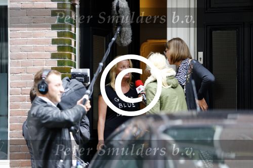 Amsterdam 10 september 2013
Opnames waar rook is zijn Britt en Ymke die aanbellen bij Bridget Maasland
voor hun programma
