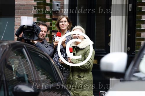 Amsterdam 10 september 2013
Opnames waar rook is zijn Britt en Ymke die aanbellen bij Bridget Maasland
voor hun programma