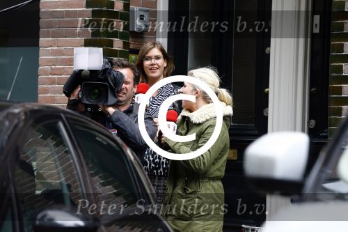 Amsterdam 10 september 2013
Opnames waar rook is zijn Britt en Ymke die aanbellen bij Bridget Maasland
voor hun programma