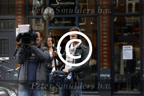 Amsterdam 10 september 2013
Opnames waar rook is zijn Britt en Ymke die aanbellen bij Bridget Maasland
voor hun programma