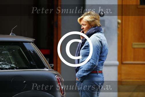 Amsterdam 4 september 2013
Caroline Tensen drinkt koffie en doet boodschappen op vespa scooter in Amsterdam