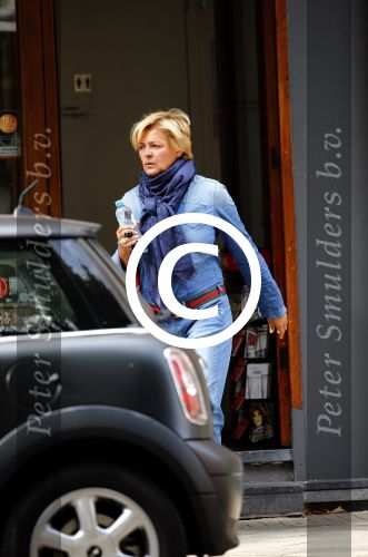 Amsterdam 4 september 2013
Caroline Tensen drinkt koffie en doet boodschappen op vespa scooter in Amsterdam