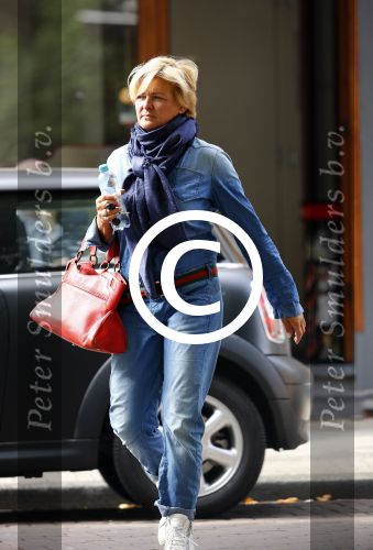 Amsterdam 4 september 2013
Caroline Tensen drinkt koffie en doet boodschappen op vespa scooter in Amsterdam