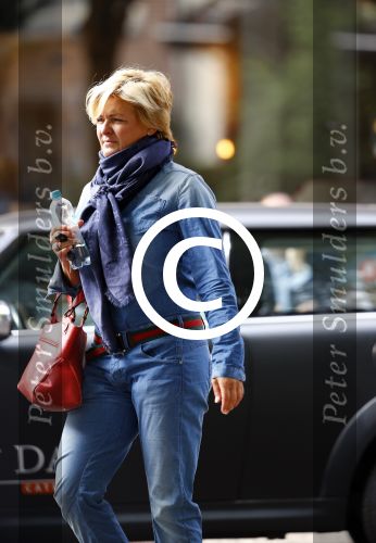 Amsterdam 4 september 2013
Caroline Tensen drinkt koffie en doet boodschappen op vespa scooter in Amsterdam