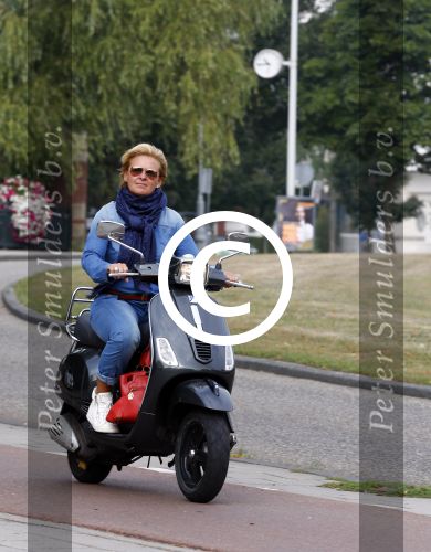 Amsterdam 4 september 2013
Caroline Tensen drinkt koffie en doet boodschappen op vespa scooter in Amsterdam