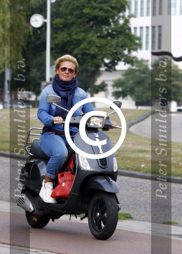 Amsterdam 4 september 2013
Caroline Tensen drinkt koffie en doet boodschappen op vespa scooter in Amsterdam