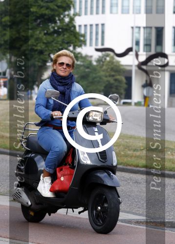 Amsterdam 4 september 2013
Caroline Tensen drinkt koffie en doet boodschappen op vespa scooter in Amsterdam