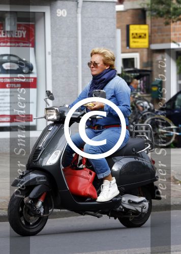 Amsterdam 4 september 2013
Caroline Tensen drinkt koffie en doet boodschappen op vespa scooter in Amsterdam
