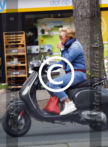 Amsterdam 4 september 2013
Caroline Tensen drinkt koffie en doet boodschappen op vespa scooter in Amsterdam