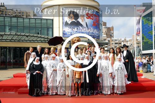 Scheveningen 30 augustus 2013
20 jarig bestaan van het circustheater in Scheveningen.
alle artiesten waaronder Joke de Kruijf, Ben Cramer, Linda Wagenmakers, Maaike Widdershoven, Antje Monteiro, kinderen Von Trapp, Edwin Jonker, Carlo Boszhard, Jorge Verkroost, Hajo Bruins, Dave Dekker, Susanne de Heij, Willemijn Verkaik, Chantal Janzen, Simone Kleinsma en Carolina Dijkhuizen samen met Joop en Janine van den Ende