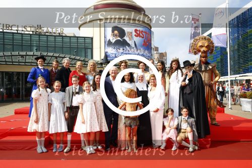 Scheveningen 30 augustus 2013
20 jarig bestaan van het circustheater in Scheveningen.
alle artiesten waaronder Joke de Kruijf, Ben Cramer, Linda Wagenmakers, Maaike Widdershoven, Antje Monteiro, kinderen Von Trapp, Edwin Jonker, Carlo Boszhard, Jorge Verkroost, Hajo Bruins, Dave Dekker, Susanne de Heij, Willemijn Verkaik, Chantal Janzen, Simone Kleinsma en Carolina Dijkhuizen samen met Joop en Janine van den Ende