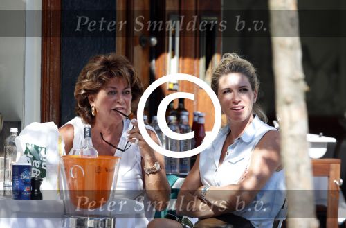 Amsterdam 14 augustus 2013
Danielle Oerlemans/overgaag op terras met Leco v Zadelhoff en Christine Kronenberg.
Peter Smulders bv