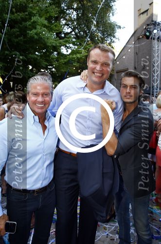 Amsterdam 5 september 2013
Opening nieuwe eyeworks pand met Reinout en Danielle Oerlemans (met kinderen) en burgemeester Eberhard v d Laan. Dries en dave Roelvink met Sem Schilt