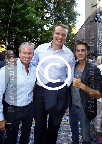 Amsterdam 5 september 2013
Opening nieuwe eyeworks pand met Reinout en Danielle Oerlemans (met kinderen) en burgemeester Eberhard v d Laan. Dries en dave Roelvink met Sem Schilt